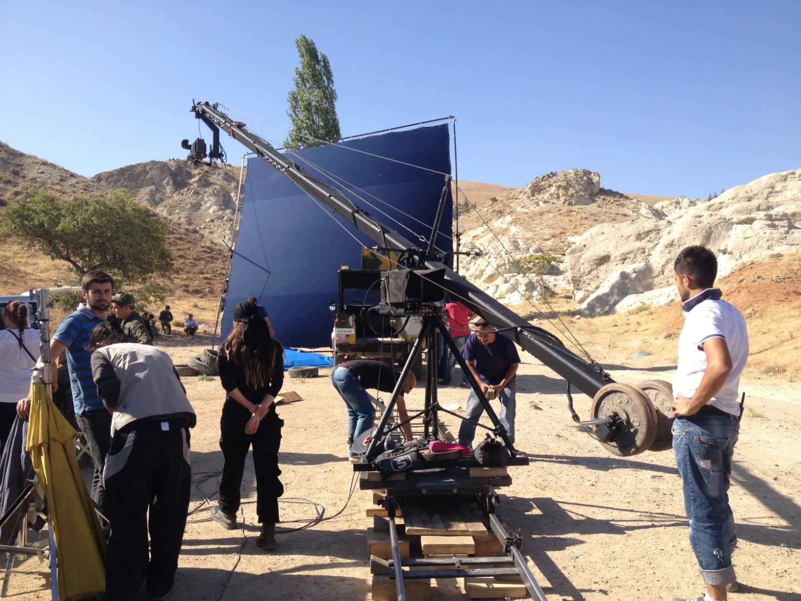 Mavi perdeli film setinde dolly rayı üzerinde Jimmy Jib