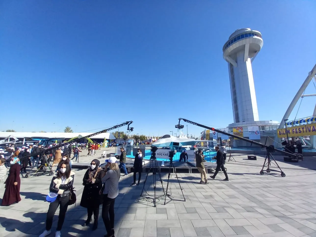 Konya Bilim Festivali alanında kurulu iki Jimmy Jib kamera vinci