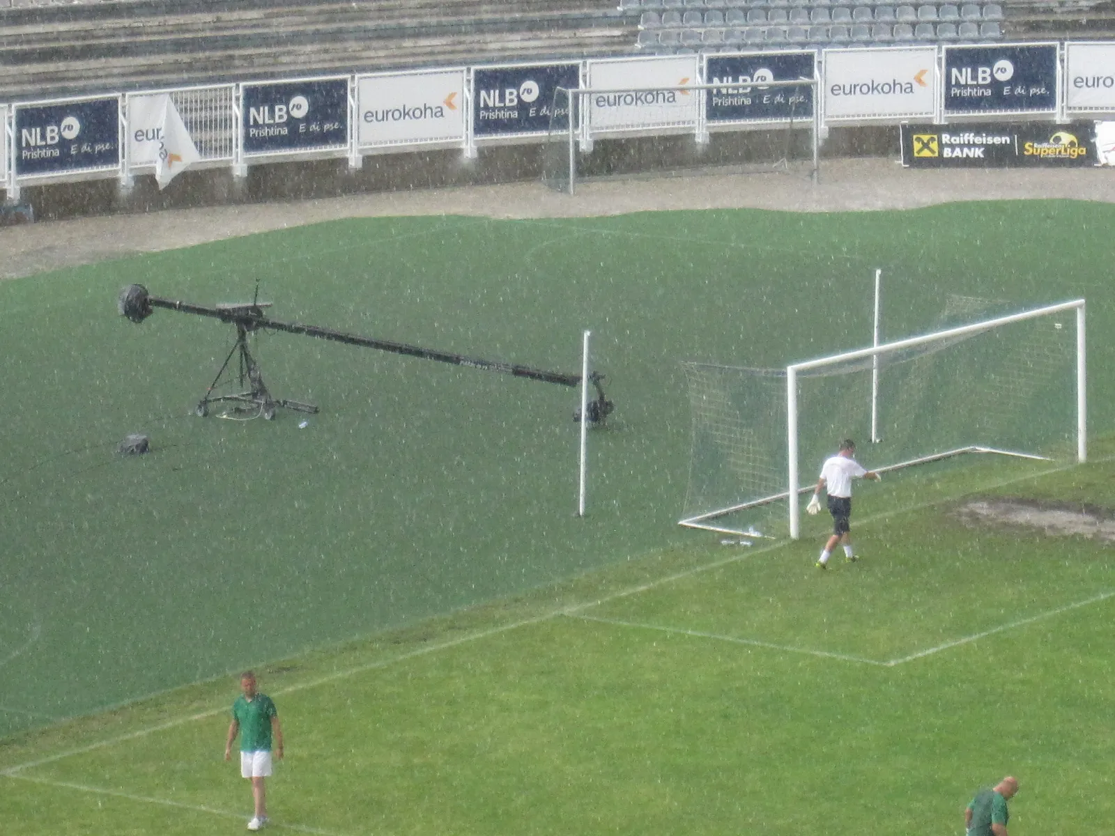 Futbol sahasında kale arkasında kurulu Jimmy Jib